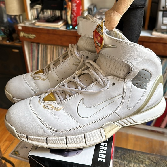 Kobe Bryant-one of the his 1st Nike brand shoes - Picture 1 of 4